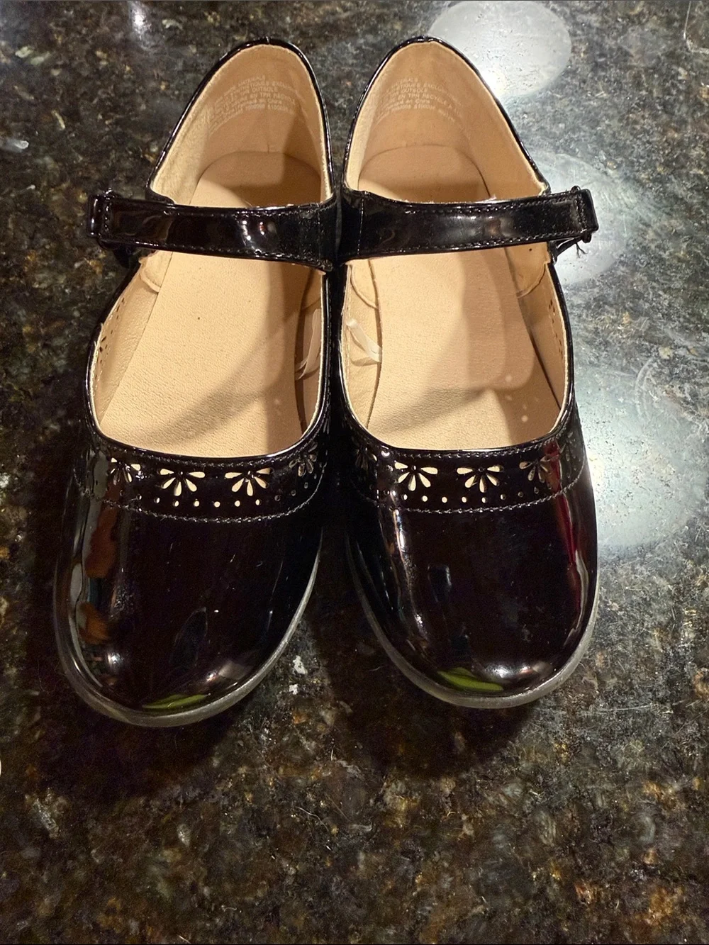 Gymboree Black Patent Mary Jane Shoes with Floral Cutouts size 2 LIKE NEW